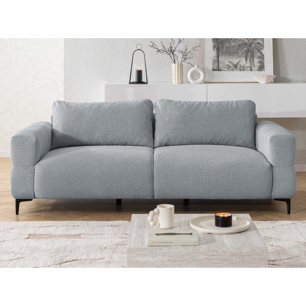 Trivietė sofa Helio – lengvas siluetas, aukštos kojelės ir modernus komfortas 3