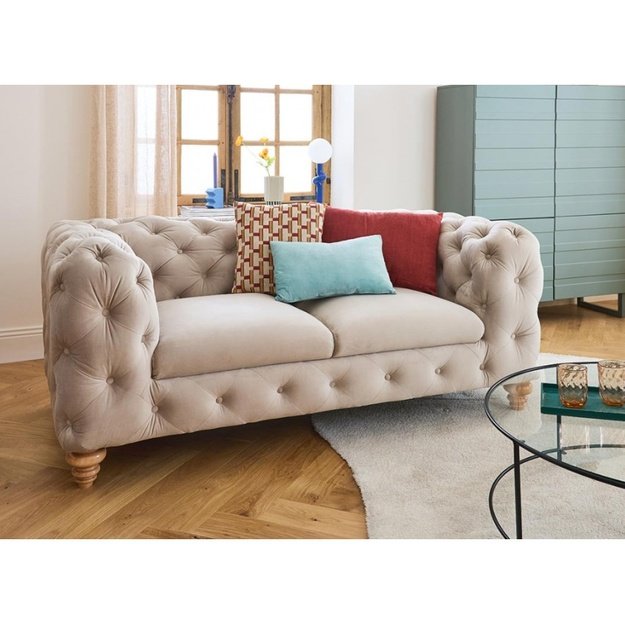 Dvivietė sofa Chesty - minkšta Chesterfield stilistika, medinės kojelės, banguotos spyruoklės