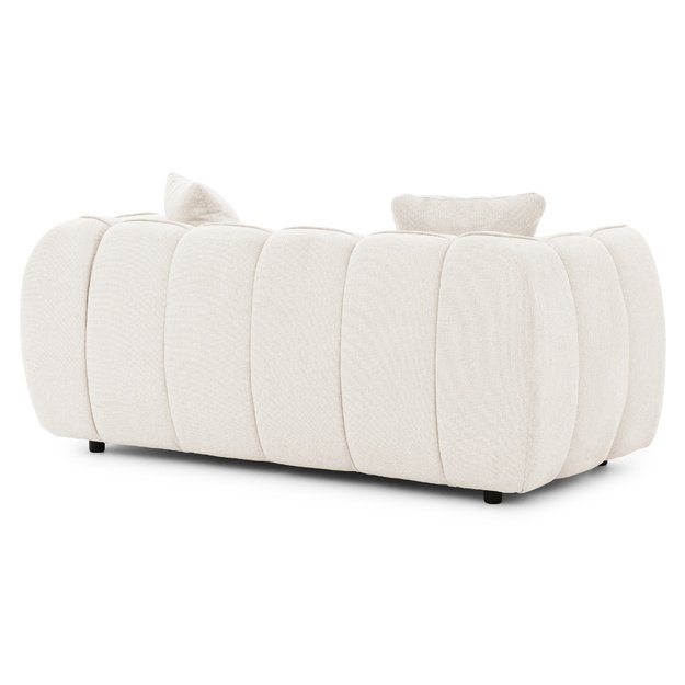 Dvivietė sofa Lanzo – minkštas siluetas, dekoratyvinės pagalvėlės