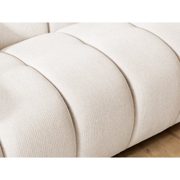 Dvivietė sofa Lanzo – minkštas siluetas, dekoratyvinės pagalvėlės