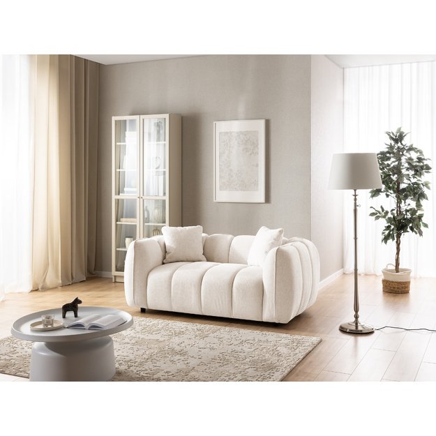 Dvivietė sofa Lanzo – minkštas siluetas, dekoratyvinės pagalvėlės