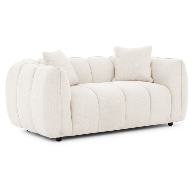 Dvivietė sofa Lanzo – minkštas siluetas, dekoratyvinės pagalvėlės