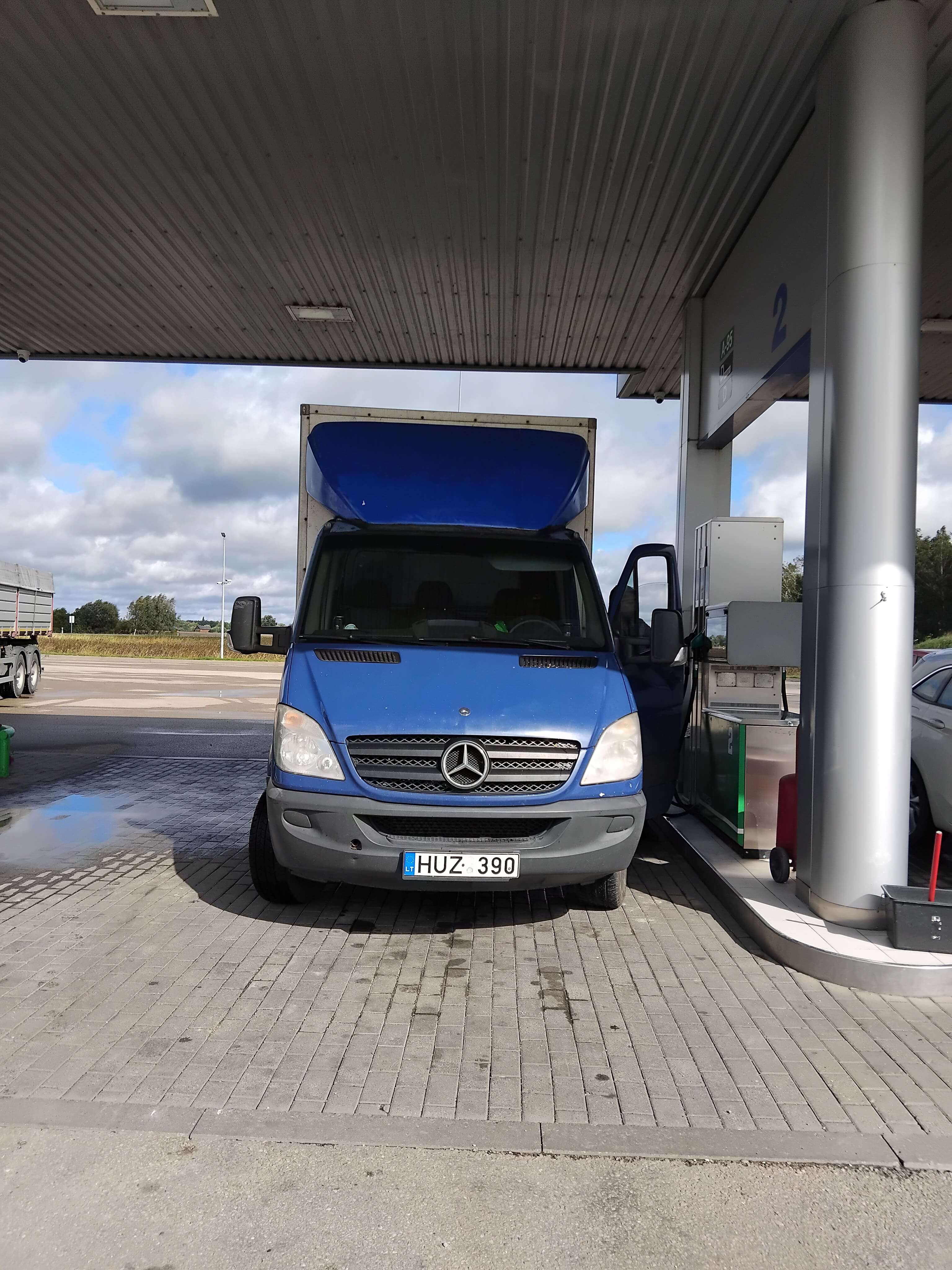 „Budapešto“ automobilis degalinėje prieš kelionę į baldų gamyklą Lenkijoje