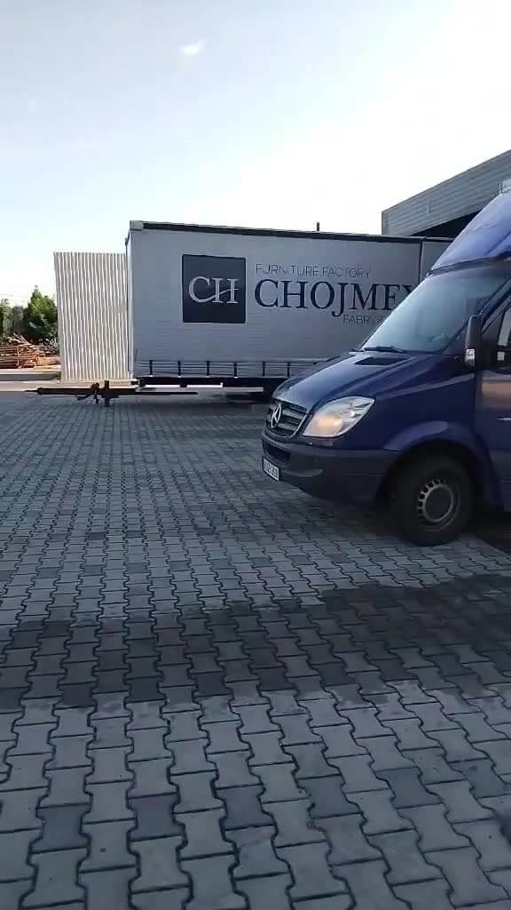 „Budapešto“ automobilis prie CHOJMEX baldų gamyklos Lenkijoje