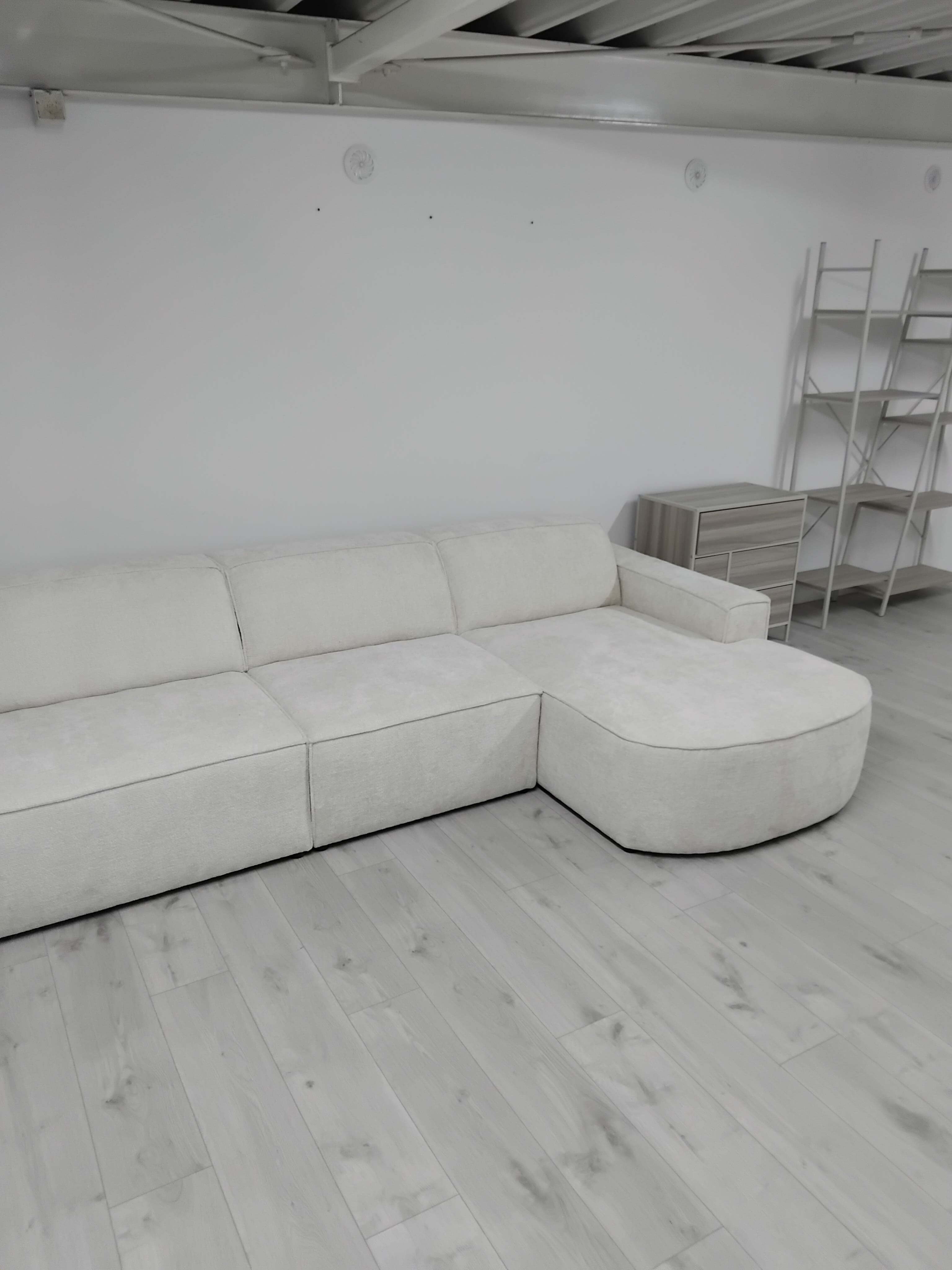 CHOJMEX gamykloje eksponuojama šviesi kampinė sofa